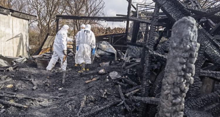 Incendio en Río Bueno deja a 2 hermanos y su abuela muertos: madre de los niños está en riesgo vital