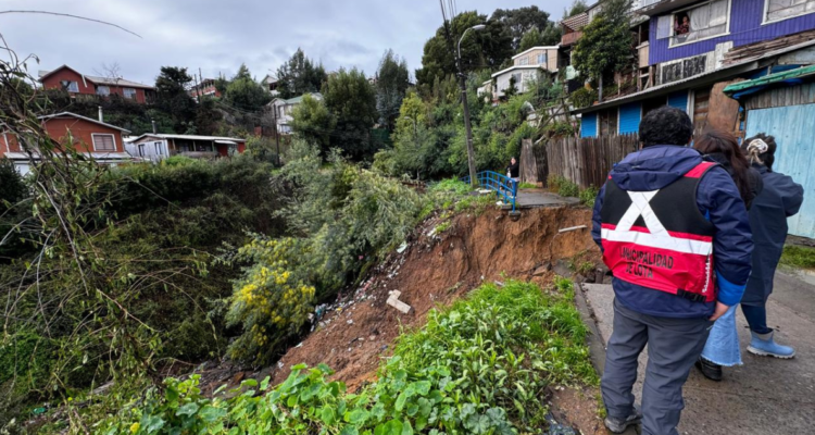 Lota: socavón amenaza a docena de viviendas y deberán ser evacuadas junto a 20 de otros sectores