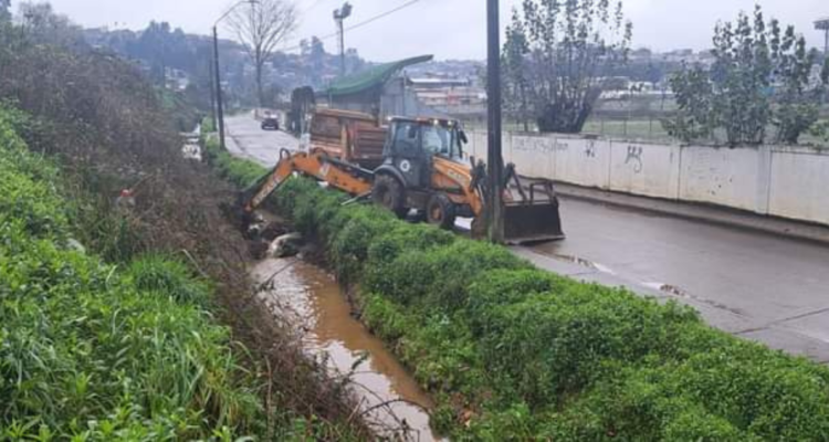 Lota: limpian canales de aguas lluvias que colpasaron tras intenso sistema frontal