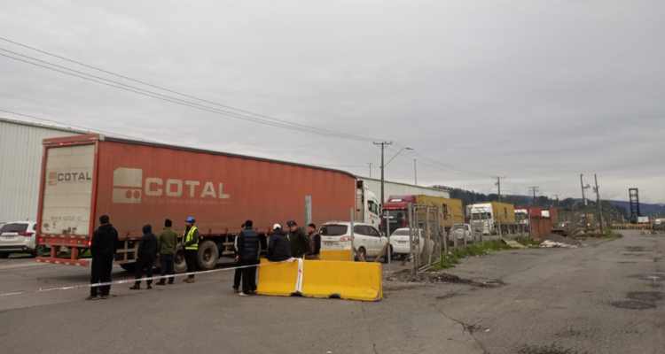 Trabajadores eventuales bloquean acceso sur de Puerto Coronel: se oponen a creación de nuevo sindicato