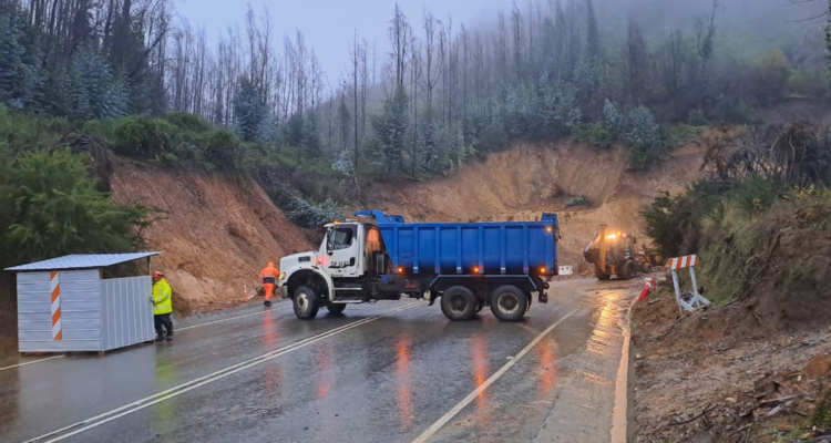 Cierran ruta costera que une Pelluhue y Cobquecura por deslizamientos de tierra tras fuertes lluvias