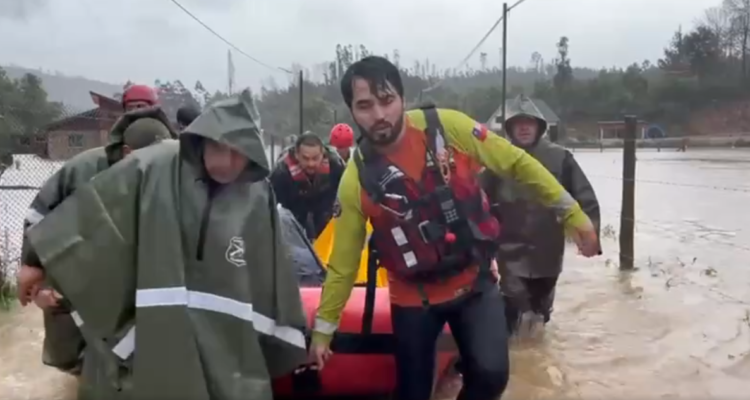 Evacuan a familias de sector Puente 1 en Concepción tras desborde del Río Andalién