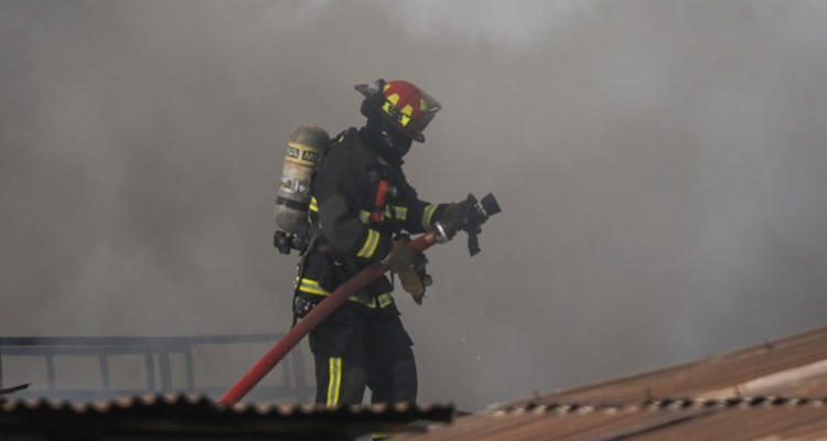 Joven con movilidad reducida muere en voraz incendio en Chillán: bomberos no pudieron rescatarlo