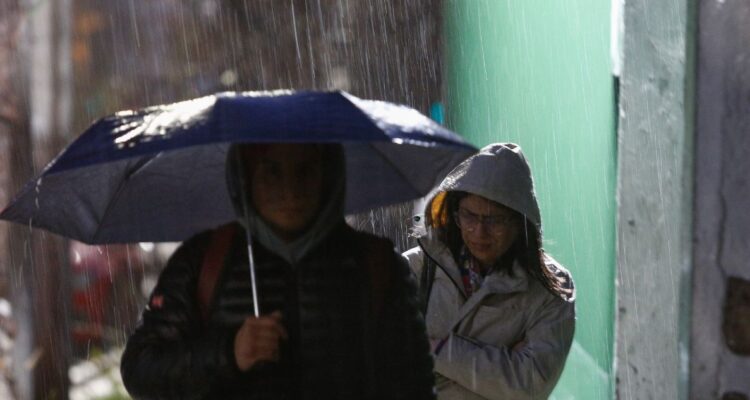Cuándo lloverá y dónde en Chile. El pronóstico del tiempo anuncia nuevas lluvias y rachas de viento por un nuevo sistema frontal en el país.