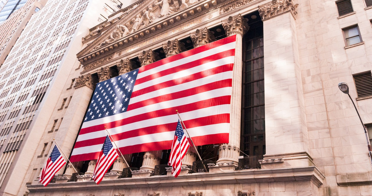 Wall Street abrió en rojo mientras inversores esperan qué dirá la Fed sobre los tipos de interés