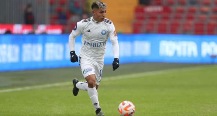 Jordhy Thompson es defendido por el Orenburg.