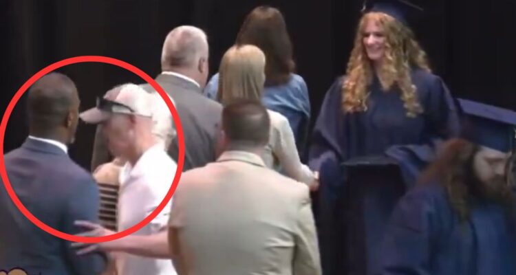 Padre interrumpe graduación para evitar que su hija reciba saludo de un profesor negro en EEUU