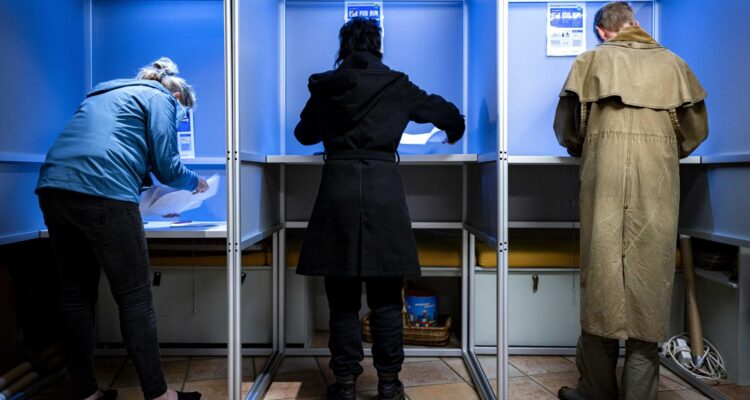 La gente emite sus votos para las elecciones al Parlamento Europeo en un colegio electoral en Castricum, Países Bajos