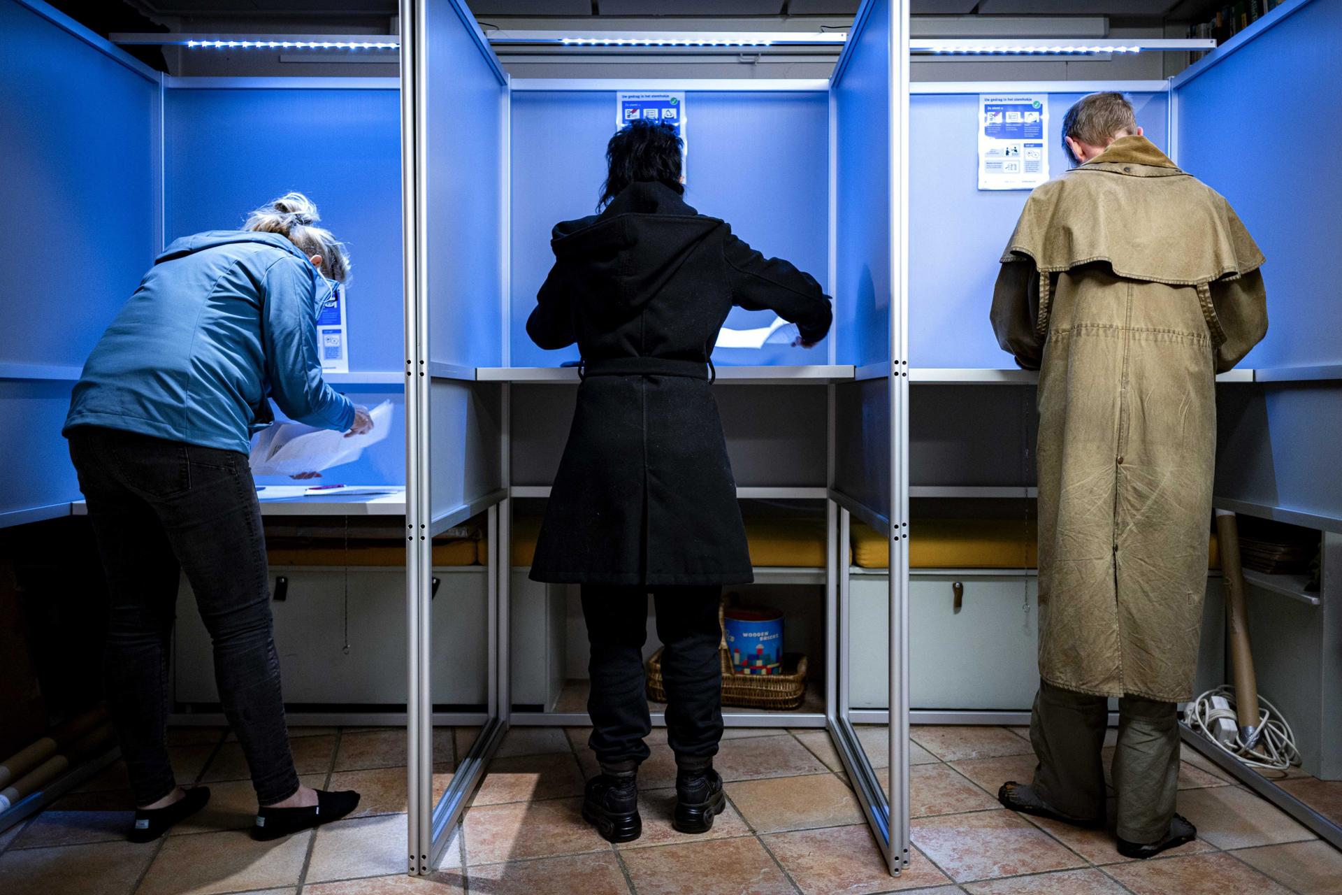 La gente emite sus votos para las elecciones al Parlamento Europeo en un colegio electoral en Castricum, Países Bajos