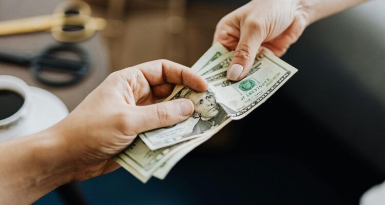 Informe revela los países más generosos del mundo: revisa en qué lugar está Chile y qué se consideró