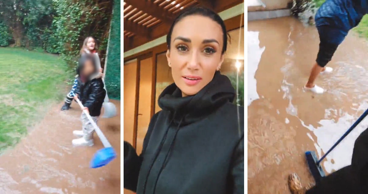 Pamela Díaz junto a su familia sacando agua de su terraza por inundación