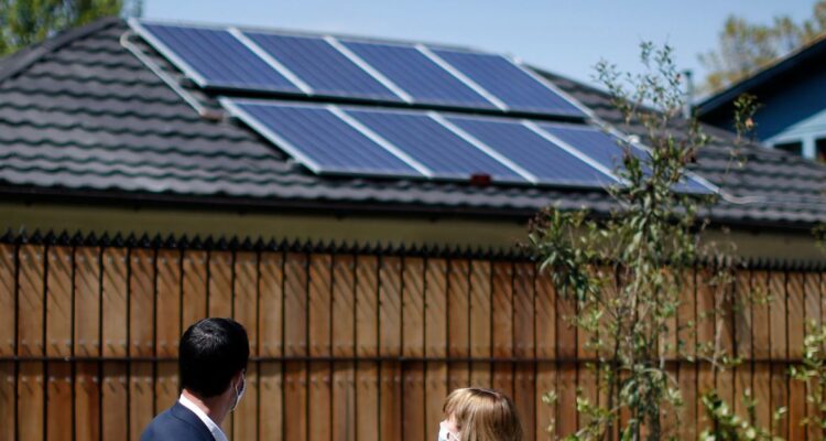 Cuándo cuesta instalar paneles solares fotovoltaicos en una casa en Chile, cómo elegirlos e independizarte de la red eléctrica en Chile.