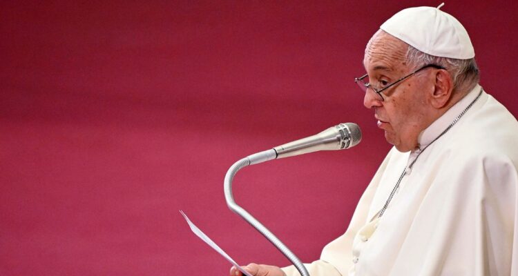 Tras hablar de “mucha mariconería”: Papa pide acoger “con prudencia” a homosexuales en seminarios