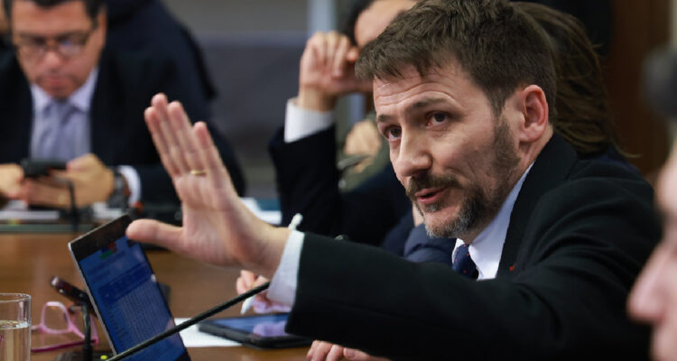 ministro Pardow en comisión de la Cámara, que tiene por objetivo de que explique el real incremento que sufrirán las cuentas de electricidad, a partir del mes de julio próximo, con ocasión de la entrada en vigencia de la ley de Estabilización de Tarifas Eléctricas.