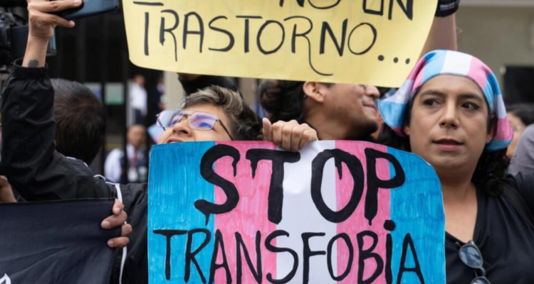 Miembros de grupos LGBTQ+ protestan frente al Ministerio de Salud