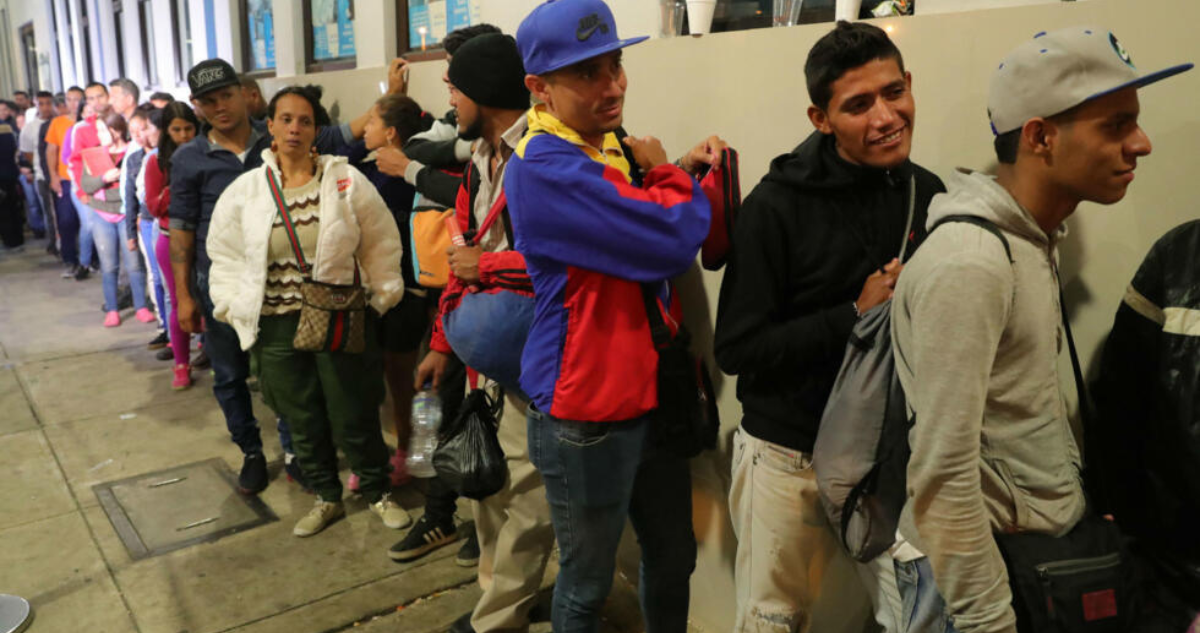 Venezolanos hacen fila en el puesto fronterizo de Tumbes, Perú