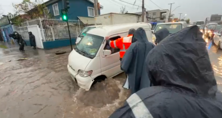 Importante intersección se transforma en piscina ante intensas lluvias en la RM: furgón quedó atrapado
