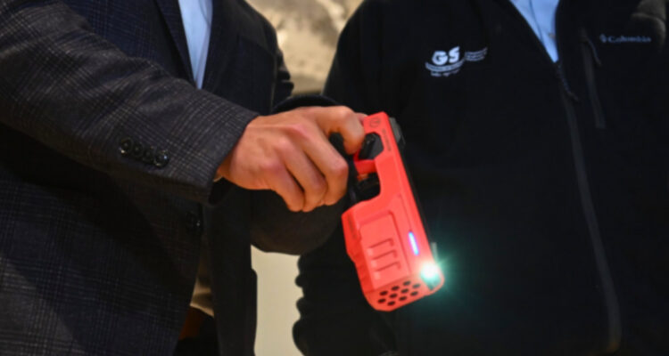 Orrego asegura que hay luz verde para que policías usen pistolas Taser y que se elaborará protocolo