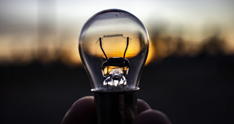 imagen de unos dedos sosteniendo una ampolleta