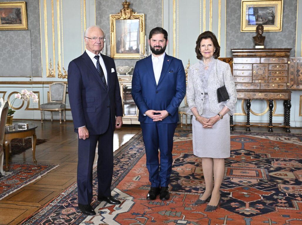 El presidente Gabriel Boric con el rey Carlos XVI Gustavo de Suecia y la reina consorte Silvia 