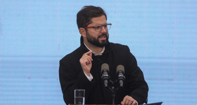 Boric tilda de “gravísimo e inaceptable” marca de pintura para ingresar a toma de la U. de Chile