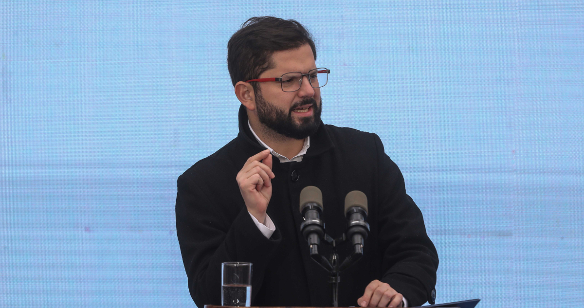 Boric tilda de “gravísimo e inaceptable” marca de pintura para ingresar a toma de la U. de Chile
