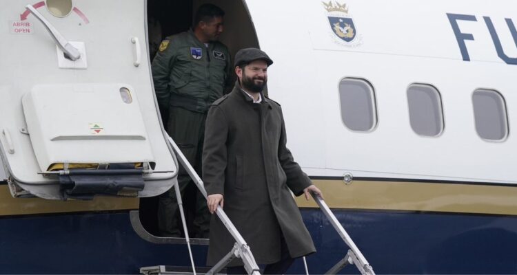 Boric en su arribo a Magallanes y polémica por paneles: Con la frontera no hay que tener ambigüedades