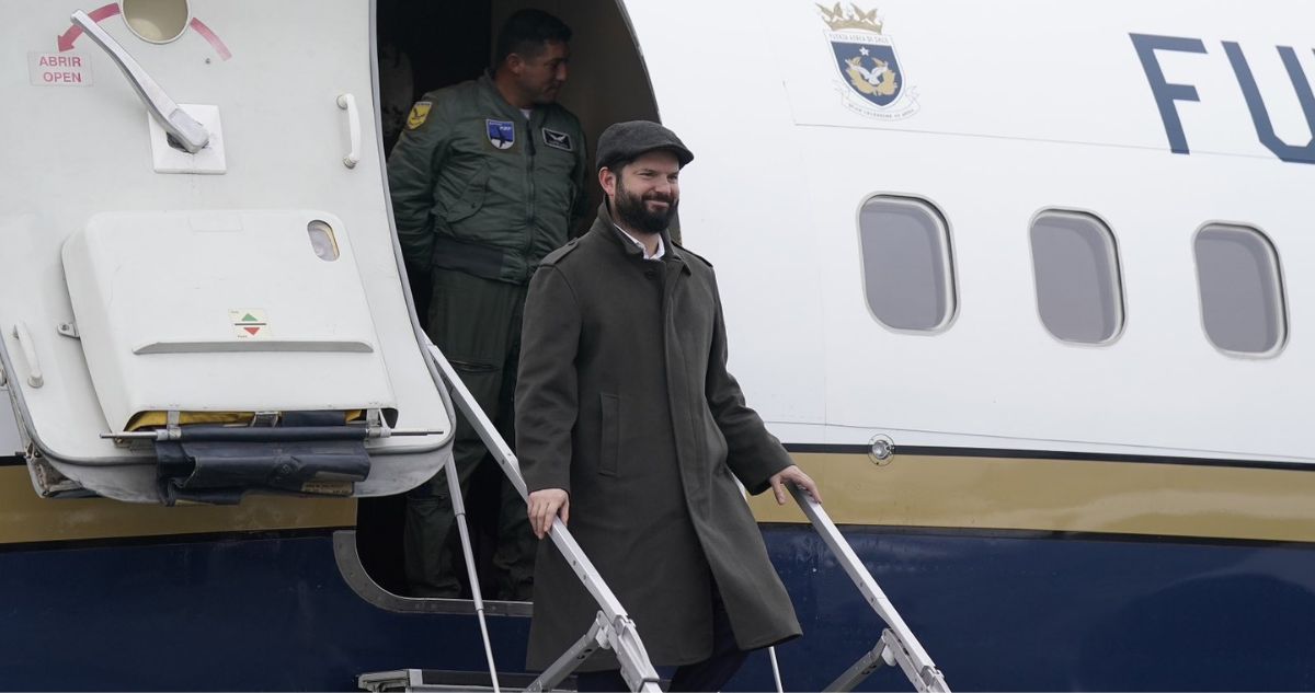Boric en su arribo a Magallanes y polémica por paneles: Con la frontera no hay que tener ambigüedades