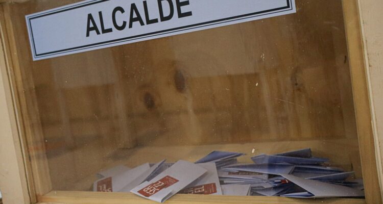 El FA y el PC triunfaron en varias comunas clave para el pacto oficialista en unas primarias que apenas alcanzaron el 6.19% de participación.
