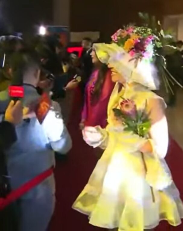 Princesa Alba llegó con "look floral" a la alfombra roja de los Pulsar: "Como una flor andante"