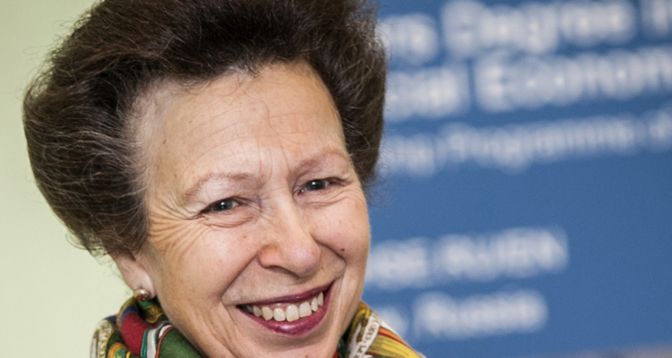 Princesa Ana, hermana del Rey Carlos, en referencia a caída