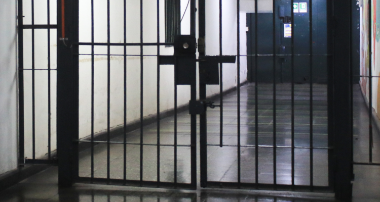 Interior de cárcel por prisión preventiva a hombre con supuestos vínculos con la RML