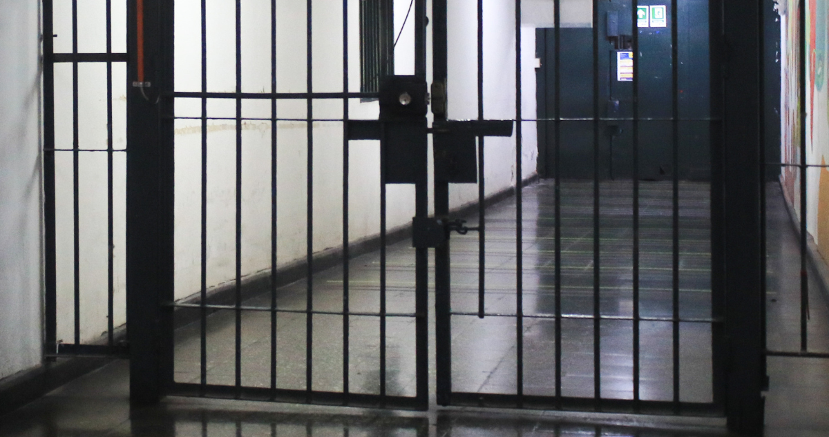 Interior de cárcel por prisión preventiva a hombre con supuestos vínculos con la RML