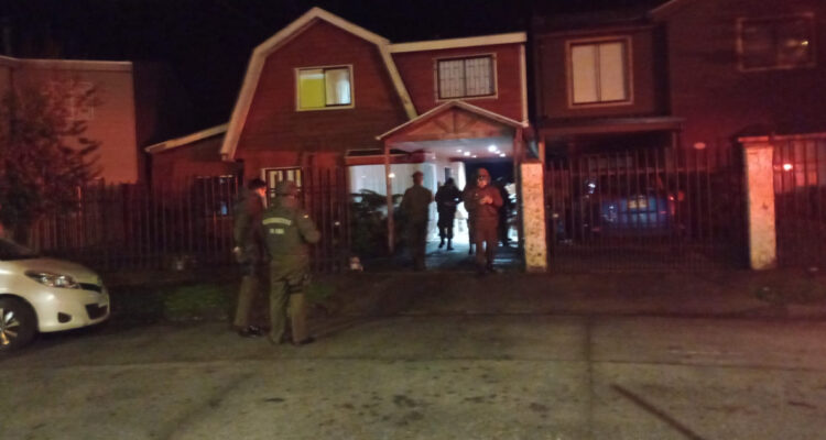 Carabineros dispara a hombre que intentó agredirlos con cuchillos: previamente amenazó a su esposa