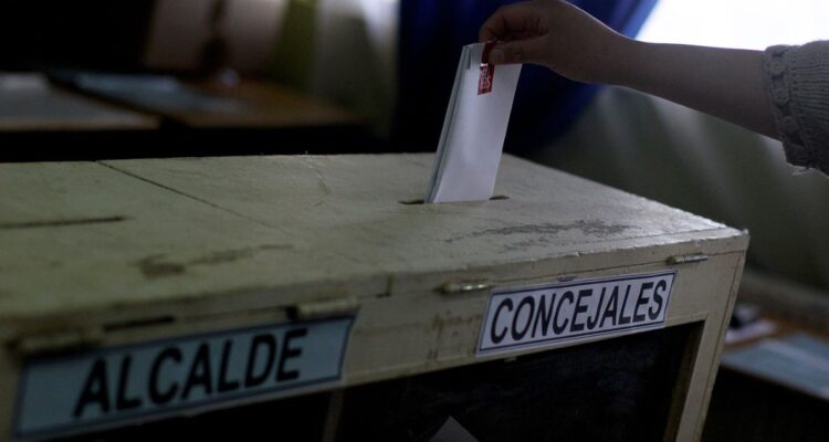 Proyecto busca que candidatos residan en comuna a la que se postulan para evitar “turismo electoral”