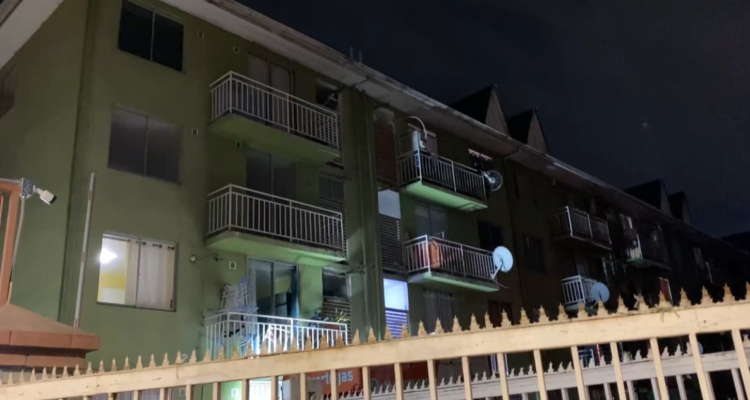 Hombre muere al caer mientras trepaba edificio en Pudahuel: olvidó las llaves de su departamento