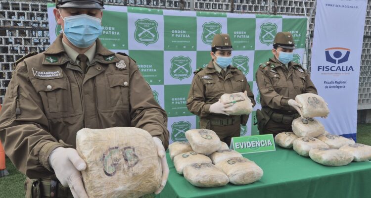Carabineros de la Región de Antofagasta tras incautación en Tal Tal.