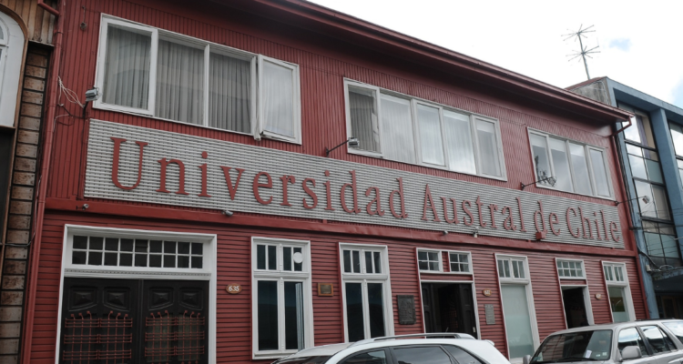 Logo de la UACh por palabras de rector respecto a carreras que suspenderán matrículas