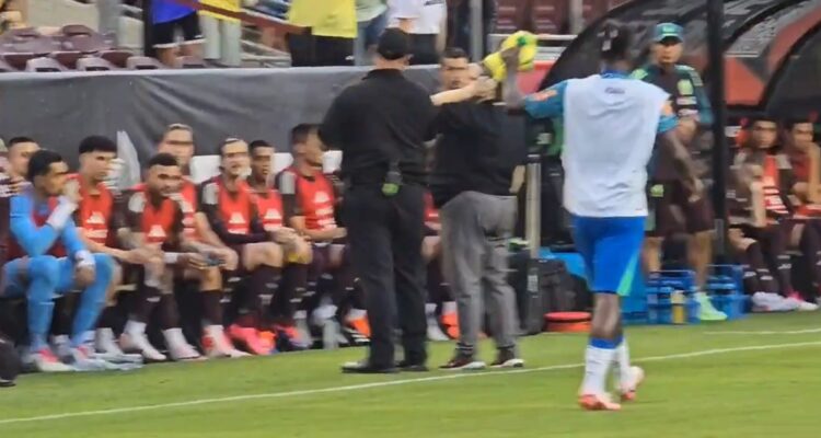 Vinicius tuvo gentiliza con jugadores de México y ellos con suerte lo pescaron.