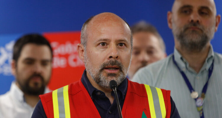 Director de Conaf descarta renunciar tras polémicas por mega incendio: “Estoy preparado para esto”