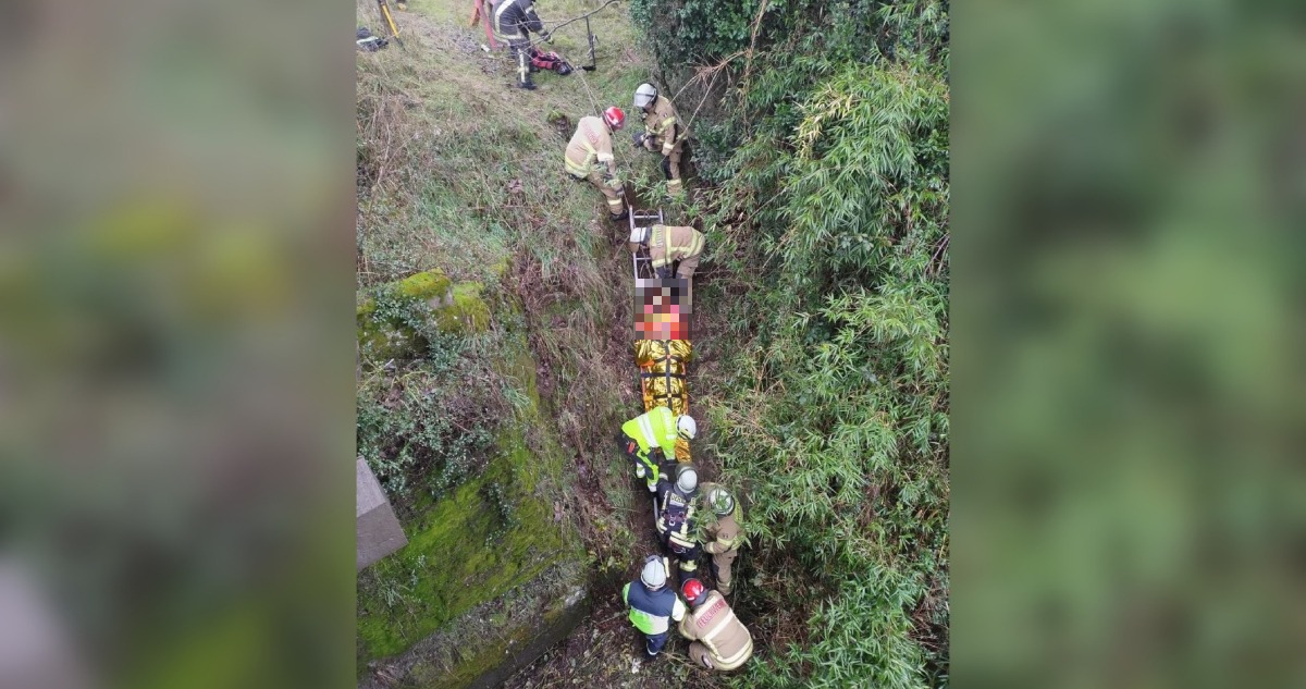 Rescate de conductor que cayó en su camión a río en La Unión