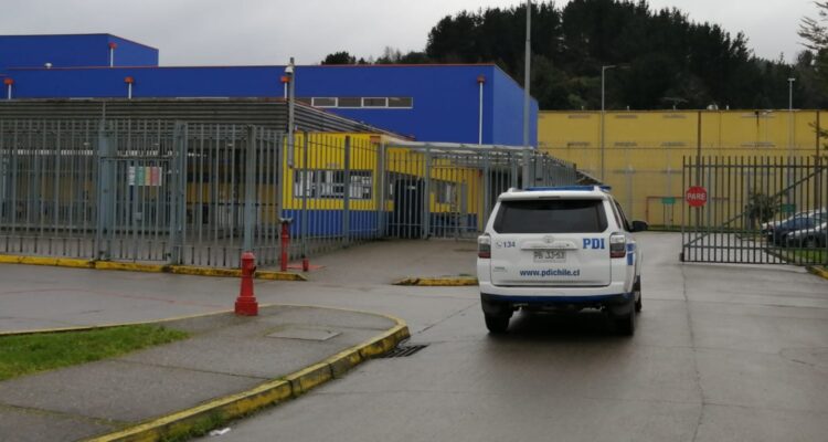 PDI realizando procedimiento por homicidio en la cárcel de Valdivia.