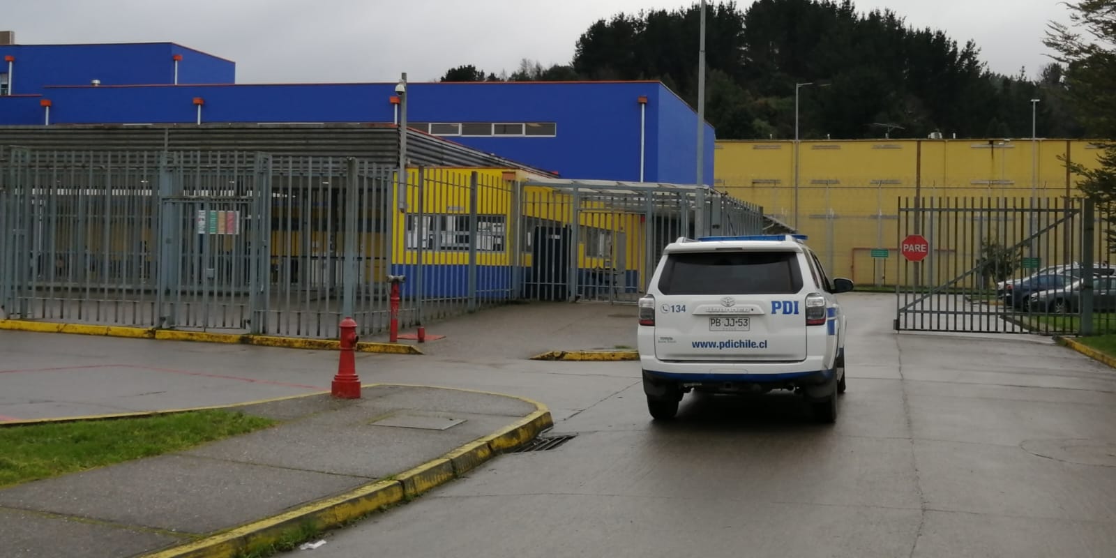 PDI realizando procedimiento por homicidio en la cárcel de Valdivia.