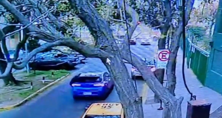 Madre y su hijo de 3 años sufren violento robo de vehículo en Santiago: mujer fue golpeada