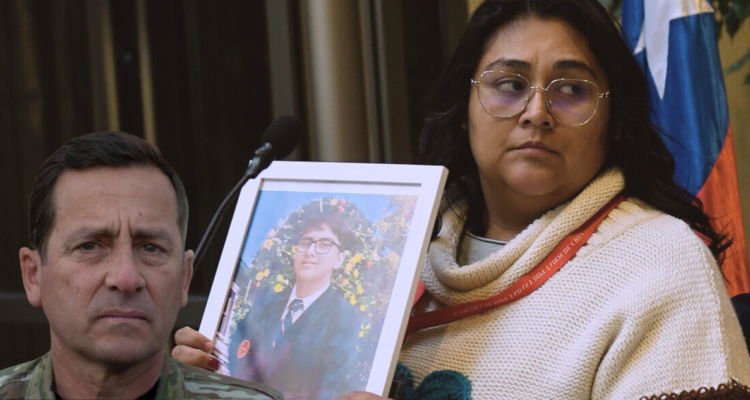 Madre del conscripto muerto en Putre, se refirió a la reunión que sostuvo con el comandante en jefe del Ejército, Javier Iturriaga.