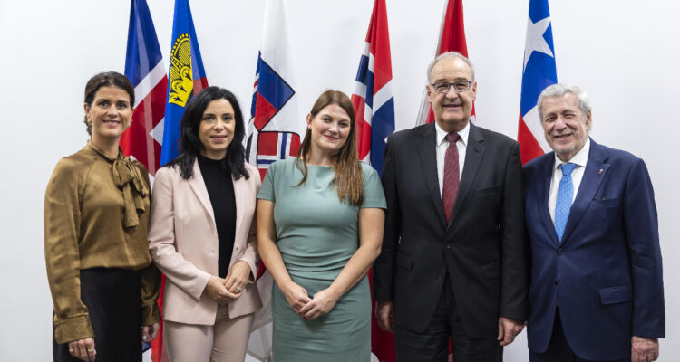 Impulso para vino y frutas: Chile moderniza acuerdo de libre comercio con alianza de 4 países europeos