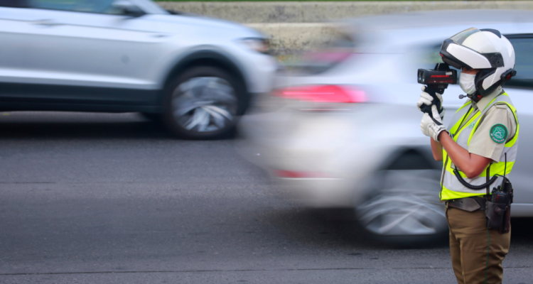 Carabinera sosteniendo velocímetro por hombre detenido en Ruta 5 Sur a la altura de Cabrero