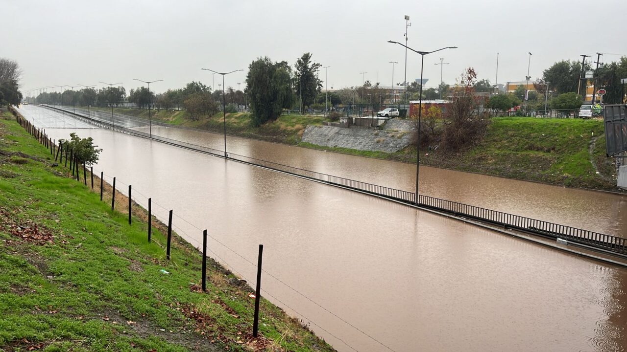 Ruta 68 totalmente cortada a la altura de Pudahuel por nueva inundación de paso bajo nivel