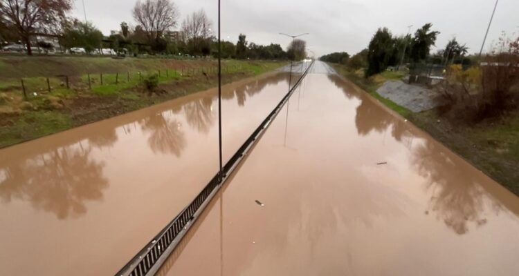 Ruta 68 totalmente cortada a la altura de Pudahuel por nueva inundación de paso bajo nivel