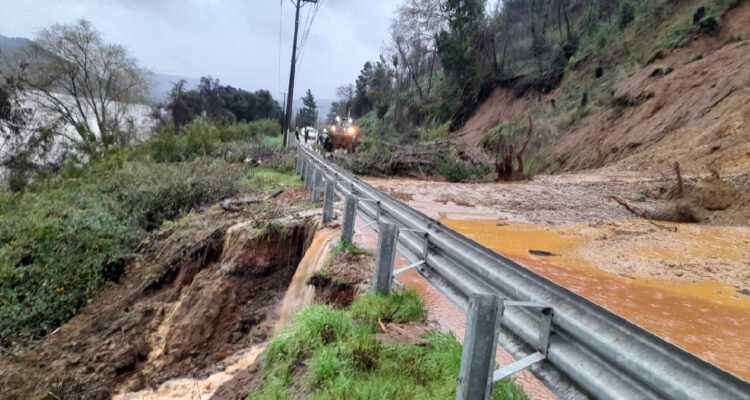 Fotografía de un derrumbre en ruta de la madera